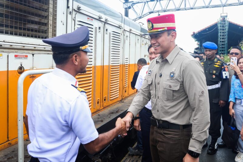 Menteri Koordinator Bidang Infrastruktur dan Pembangunan Kewilayahan, Agus Harimurti Yudhoyono (AHY), meninjau langsung kesiapan layanan angkutan Natal dan Tahun Baru (Nataru) di Stasiun Gambir,