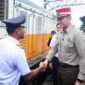 Menteri Koordinator Bidang Infrastruktur dan Pembangunan Kewilayahan, Agus Harimurti Yudhoyono (AHY), meninjau langsung kesiapan layanan angkutan Natal dan Tahun Baru (Nataru) di Stasiun Gambir,