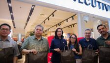 Menko Bidang Perekonomian Airlangga Hartarto (batik hijau) bersama Menteri Pariwisata Widyanti Putri Wardana (baju hitam), di Pondok Indah Mal Jakarta, Jumat (26/12/2025)