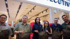 Menko Bidang Perekonomian Airlangga Hartarto (batik hijau) bersama Menteri Pariwisata Widyanti Putri Wardana (baju hitam), di Pondok Indah Mal Jakarta, Jumat (26/12/2025)