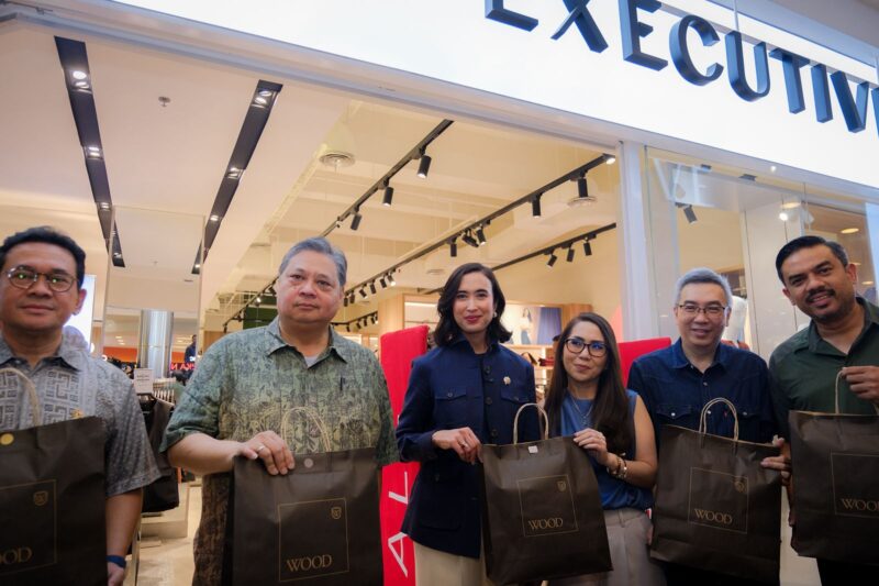 Menko Bidang Perekonomian Airlangga Hartarto (batik hijau) bersama Menteri Pariwisata Widyanti Putri Wardana (baju hitam), di Pondok Indah Mal Jakarta, Jumat (26/12/2025)