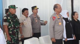 Foto: Kapolri Jenderal Pol. Listyo Sigit Prabowo bersama Gubernur Jawa Timur Khofifah Indar Parawansa, Kapolda Jawa Timur Irjen Pol. Nanang Avianto, unsur TNI, serta pejabat terkait mengikuti rangkaian acara ziarah dan peletakan batu pertama pembangunan Museum Marsinah di Desa Nglundo, Kecamatan Sukomoro, Kabupaten Nganjuk, Sabtu (27/12/2025).