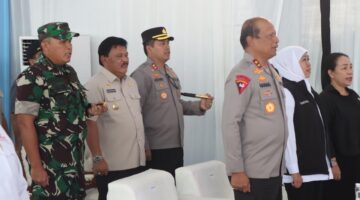 Foto: Kapolri Jenderal Pol. Listyo Sigit Prabowo bersama Gubernur Jawa Timur Khofifah Indar Parawansa, Kapolda Jawa Timur Irjen Pol. Nanang Avianto, unsur TNI, serta pejabat terkait mengikuti rangkaian acara ziarah dan peletakan batu pertama pembangunan Museum Marsinah di Desa Nglundo, Kecamatan Sukomoro, Kabupaten Nganjuk, Sabtu (27/12/2025).