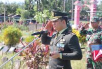 Foto: Dandim 0807/Tulungagung Letkol Kav M. Nasir, S.Hub.Int. menyerahkan bendera Merah Putih kepada pihak keluarga saat Upacara Pemakaman Militer almarhum Letkol Inf Samsul Kusairi, S.Ag. di TPU Pucunglor, Kecamatan Ngantru, Kabupaten Tulungagung, Jawa Timur, Minggu (28/12/2025)