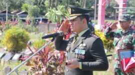 Foto: Dandim 0807/Tulungagung Letkol Kav M. Nasir, S.Hub.Int. menyerahkan bendera Merah Putih kepada pihak keluarga saat Upacara Pemakaman Militer almarhum Letkol Inf Samsul Kusairi, S.Ag. di TPU Pucunglor, Kecamatan Ngantru, Kabupaten Tulungagung, Jawa Timur, Minggu (28/12/2025)