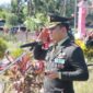 Foto: Dandim 0807/Tulungagung Letkol Kav M. Nasir, S.Hub.Int. menyerahkan bendera Merah Putih kepada pihak keluarga saat Upacara Pemakaman Militer almarhum Letkol Inf Samsul Kusairi, S.Ag. di TPU Pucunglor, Kecamatan Ngantru, Kabupaten Tulungagung, Jawa Timur, Minggu (28/12/2025)