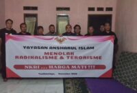 Puluhan mantan narapidana terorisme (napiter) yang tergabung dalam Yayasan Ansharul Islam menggelar doa bersama sekaligus deklarasi damai menolak paham radikalisme dan aksi terorisme di Kampung Ciharashas, Kelurahan Sumelap, Kecamatan Tamansari, Kota Tasikmalaya, Jawa Barat