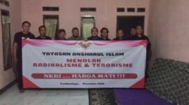 Puluhan mantan narapidana terorisme (napiter) yang tergabung dalam Yayasan Ansharul Islam menggelar doa bersama sekaligus deklarasi damai menolak paham radikalisme dan aksi terorisme di Kampung Ciharashas, Kelurahan Sumelap, Kecamatan Tamansari, Kota Tasikmalaya, Jawa Barat