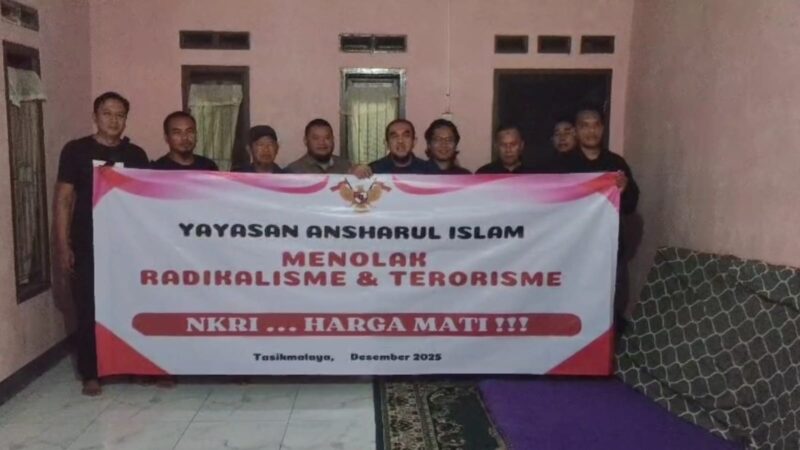 Puluhan mantan narapidana terorisme (napiter) yang tergabung dalam Yayasan Ansharul Islam menggelar doa bersama sekaligus deklarasi damai menolak paham radikalisme dan aksi terorisme di Kampung Ciharashas, Kelurahan Sumelap, Kecamatan Tamansari, Kota Tasikmalaya, Jawa Barat