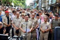 Foto: Gubernur DKI Jakarta Pramono Anung menyampaikan keterangan kepada wartawan saat meninjau hasil pengaspalan dan penataan Jalan Karet Pasar Baru Barat