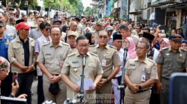 Foto: Gubernur DKI Jakarta Pramono Anung menyampaikan keterangan kepada wartawan saat meninjau hasil pengaspalan dan penataan Jalan Karet Pasar Baru Barat