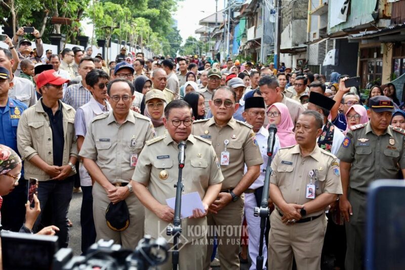 Foto: Gubernur DKI Jakarta Pramono Anung menyampaikan keterangan kepada wartawan saat meninjau hasil pengaspalan dan penataan Jalan Karet Pasar Baru Barat
