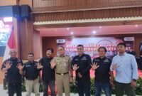Foto: Wali Kota Administrasi Jakarta Pusat Arifin berfoto bersama perwakilan insan pers usai kegiatan Refleksi Akhir Tahun 2025 Pemerintah Kota Administrasi Jakarta Pusat di Ruang Serbaguna Utama Kantor Wali Kota Jakarta Pusat, Gambir, Selasa (30/12/2025)