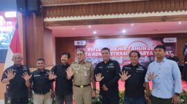Foto: Wali Kota Administrasi Jakarta Pusat Arifin berfoto bersama perwakilan insan pers usai kegiatan Refleksi Akhir Tahun 2025 Pemerintah Kota Administrasi Jakarta Pusat di Ruang Serbaguna Utama Kantor Wali Kota Jakarta Pusat, Gambir, Selasa (30/12/2025)