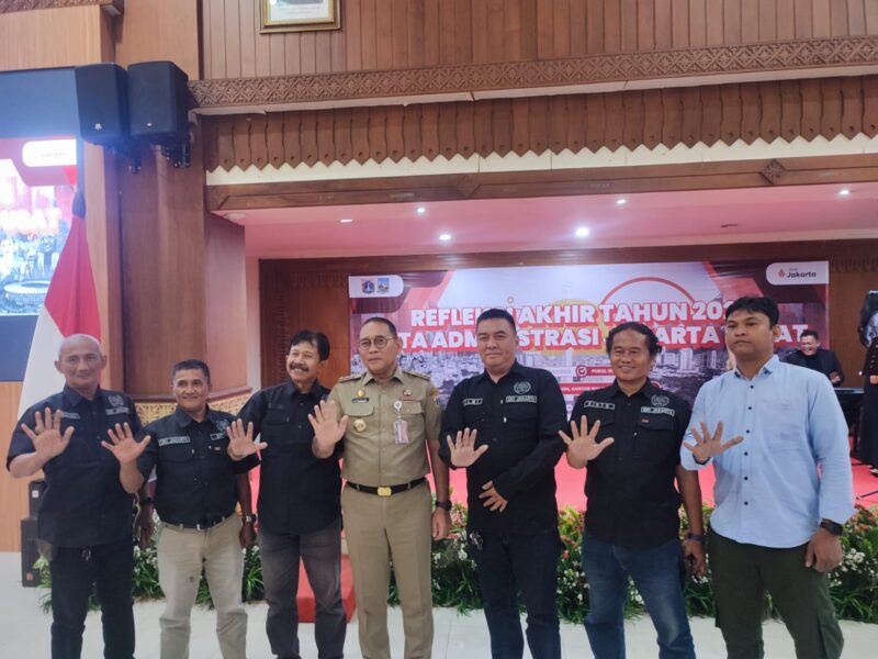 Foto: Wali Kota Administrasi Jakarta Pusat Arifin berfoto bersama perwakilan insan pers usai kegiatan Refleksi Akhir Tahun 2025 Pemerintah Kota Administrasi Jakarta Pusat di Ruang Serbaguna Utama Kantor Wali Kota Jakarta Pusat, Gambir, Selasa (30/12/2025)