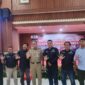 Foto: Wali Kota Administrasi Jakarta Pusat Arifin berfoto bersama perwakilan insan pers usai kegiatan Refleksi Akhir Tahun 2025 Pemerintah Kota Administrasi Jakarta Pusat di Ruang Serbaguna Utama Kantor Wali Kota Jakarta Pusat, Gambir, Selasa (30/12/2025)