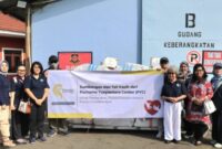 Foto: Tim Purnomo Yusgiantoro Center (PYC) berpose bersama di depan paket bantuan kemanusiaan yang akan dikirim ke Provinsi Aceh, Sumatera Utara, dan Sumatera Barat.