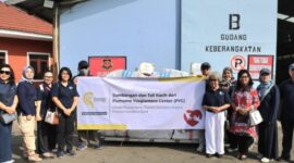 Foto: Tim Purnomo Yusgiantoro Center (PYC) berpose bersama di depan paket bantuan kemanusiaan yang akan dikirim ke Provinsi Aceh, Sumatera Utara, dan Sumatera Barat.
