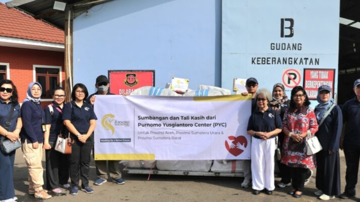 Foto: Tim Purnomo Yusgiantoro Center (PYC) berpose bersama di depan paket bantuan kemanusiaan yang akan dikirim ke Provinsi Aceh, Sumatera Utara, dan Sumatera Barat.