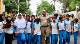 Foto: Wali Kota bersama Siswa dan Siswi SDN 13 Karet Tengsin.