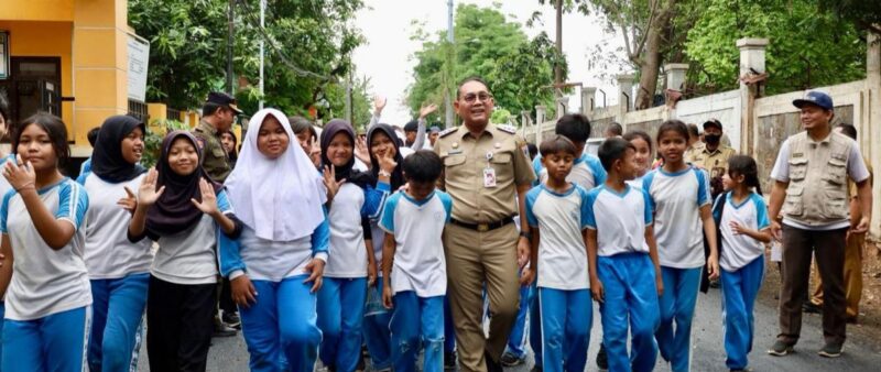 Foto: Wali Kota bersama Siswa dan Siswi SDN 13 Karet Tengsin.