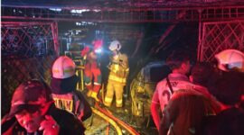 Foto: Petugas Damkar bersama warga.