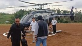 Foto: Pengusaha nasional James Riady (tengah) tiba di kawasan Situs Megalitikum Gunung Padang, Cianjur, Jawa Barat, menggunakan helikopter.