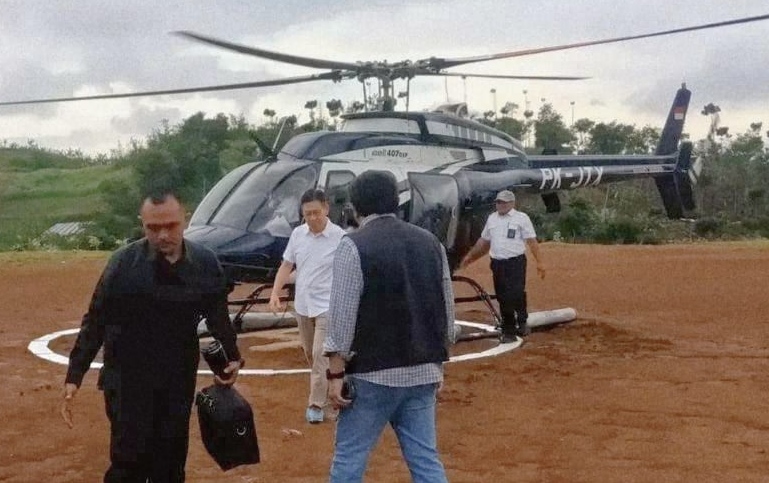 Foto: Pengusaha nasional James Riady (tengah) tiba di kawasan Situs Megalitikum Gunung Padang, Cianjur, Jawa Barat, menggunakan helikopter.