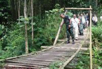 Foto: Danrem 081/DSJ Kolonel Arm Untoro Hariyanto meninjau jembatan bambu penghubung Dusun Barurejo dan Dusun Sumbermas, Desa Krisik, Kecamatan Gandusari, Kabupaten Blitar, Rabu (24/12/2025).