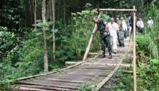 Foto: Danrem 081/DSJ Kolonel Arm Untoro Hariyanto meninjau jembatan bambu penghubung Dusun Barurejo dan Dusun Sumbermas, Desa Krisik, Kecamatan Gandusari, Kabupaten Blitar, Rabu (24/12/2025).