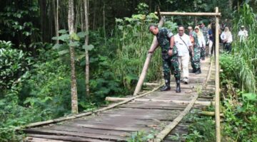 Foto: Danrem 081/DSJ Kolonel Arm Untoro Hariyanto meninjau jembatan bambu penghubung Dusun Barurejo dan Dusun Sumbermas, Desa Krisik, Kecamatan Gandusari, Kabupaten Blitar, Rabu (24/12/2025).