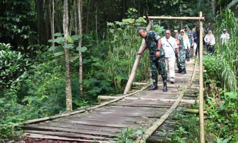 Foto: Danrem 081/DSJ Kolonel Arm Untoro Hariyanto meninjau jembatan bambu penghubung Dusun Barurejo dan Dusun Sumbermas, Desa Krisik, Kecamatan Gandusari, Kabupaten Blitar, Rabu (24/12/2025).