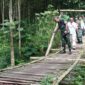 Foto: Danrem 081/DSJ Kolonel Arm Untoro Hariyanto meninjau jembatan bambu penghubung Dusun Barurejo dan Dusun Sumbermas, Desa Krisik, Kecamatan Gandusari, Kabupaten Blitar, Rabu (24/12/2025).