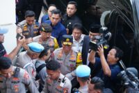 Foto: Kapolri Jenderal Polisi Listyo Sigit Prabowo didampingi Wakapolri Komjen Pol Dedi Prasetyo tiba di Gereja Katedral Jakarta, Rabu (24/12/2025).