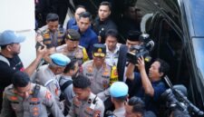 Foto: Kapolri Jenderal Polisi Listyo Sigit Prabowo didampingi Wakapolri Komjen Pol Dedi Prasetyo tiba di Gereja Katedral Jakarta, Rabu (24/12/2025).