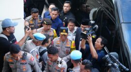 Foto: Kapolri Jenderal Polisi Listyo Sigit Prabowo didampingi Wakapolri Komjen Pol Dedi Prasetyo tiba di Gereja Katedral Jakarta, Rabu (24/12/2025).
