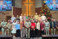 Foto: Wali Kota Jakpus, Arifin (tengah) berfoto bersama pengurus gereja, tokoh masyarakat, serta jajaran pemerintah usai menghadiri perayaan Natal 2025 di Gereja Isa Almasih Rajawali, Minggu (25/12/2025).