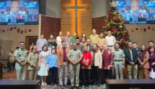 Foto: Wali Kota Jakpus, Arifin (tengah) berfoto bersama pengurus gereja, tokoh masyarakat, serta jajaran pemerintah usai menghadiri perayaan Natal 2025 di Gereja Isa Almasih Rajawali, Minggu (25/12/2025).