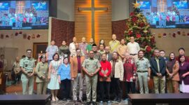 Foto: Wali Kota Jakpus, Arifin (tengah) berfoto bersama pengurus gereja, tokoh masyarakat, serta jajaran pemerintah usai menghadiri perayaan Natal 2025 di Gereja Isa Almasih Rajawali, Minggu (25/12/2025).
