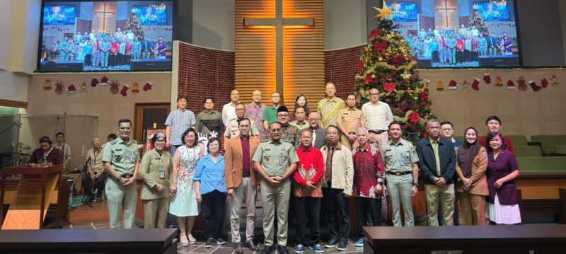 Foto: Wali Kota Jakpus, Arifin (tengah) berfoto bersama pengurus gereja, tokoh masyarakat, serta jajaran pemerintah usai menghadiri perayaan Natal 2025 di Gereja Isa Almasih Rajawali, Minggu (25/12/2025).