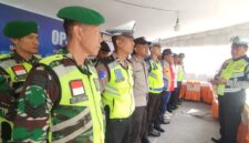 Foto: Personel gabungan TNI, Polri, dan instansi terkait mengikuti apel kesiapan pengamanan Natal dan Tahun Baru (Nataru) 2025–2026 di Pos Pengamanan wilayah Kabupaten Tulungagung, Jawa Timur.