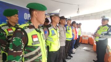 Foto: Personel gabungan TNI, Polri, dan instansi terkait mengikuti apel kesiapan pengamanan Natal dan Tahun Baru (Nataru) 2025–2026 di Pos Pengamanan wilayah Kabupaten Tulungagung, Jawa Timur.