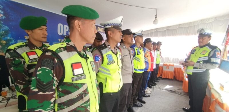 Foto: Personel gabungan TNI, Polri, dan instansi terkait mengikuti apel kesiapan pengamanan Natal dan Tahun Baru (Nataru) 2025–2026 di Pos Pengamanan wilayah Kabupaten Tulungagung, Jawa Timur.