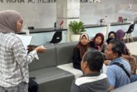 Foto: Petugas memberikan penjelasan kepada warga yang memanfaatkan layanan pertanahan di Kantor Pertanahan Kota Administrasi Jakarta Barat saat libur Natal dan Tahun Baru (Nataru), Kamis (25/12/2025).