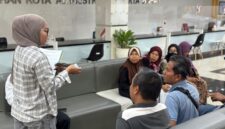 Foto: Petugas memberikan penjelasan kepada warga yang memanfaatkan layanan pertanahan di Kantor Pertanahan Kota Administrasi Jakarta Barat saat libur Natal dan Tahun Baru (Nataru), Kamis (25/12/2025).