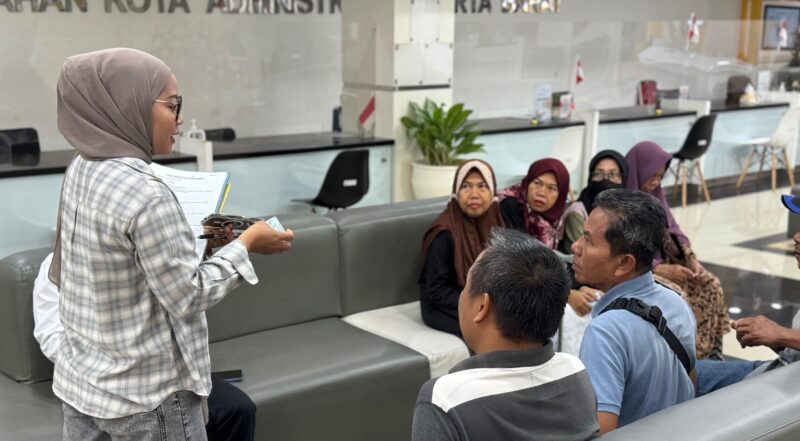 Foto: Petugas memberikan penjelasan kepada warga yang memanfaatkan layanan pertanahan di Kantor Pertanahan Kota Administrasi Jakarta Barat saat libur Natal dan Tahun Baru (Nataru), Kamis (25/12/2025).