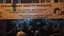 Foto: Spanduk Strawberry Healty Massage terpasang di ruko kawasan Gading Serpong, Kelapa Dua, Kabupaten Tangerang, Kamis (25/12/2025).