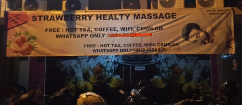 Foto: Spanduk Strawberry Healty Massage terpasang di ruko kawasan Gading Serpong, Kelapa Dua, Kabupaten Tangerang, Kamis (25/12/2025).