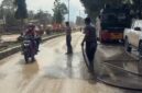 Foto: Personel Polri melakukan penyiraman dan pembersihan jalan protokol di Kabupaten Aceh Tamiang, Kamis (25/12/2025),