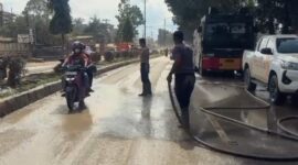 Foto: Personel Polri melakukan penyiraman dan pembersihan jalan protokol di Kabupaten Aceh Tamiang, Kamis (25/12/2025),